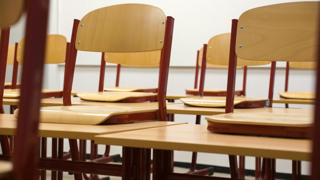 red classroom chairs arrangement