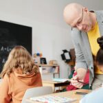 teacher instructing pupils reading strategies